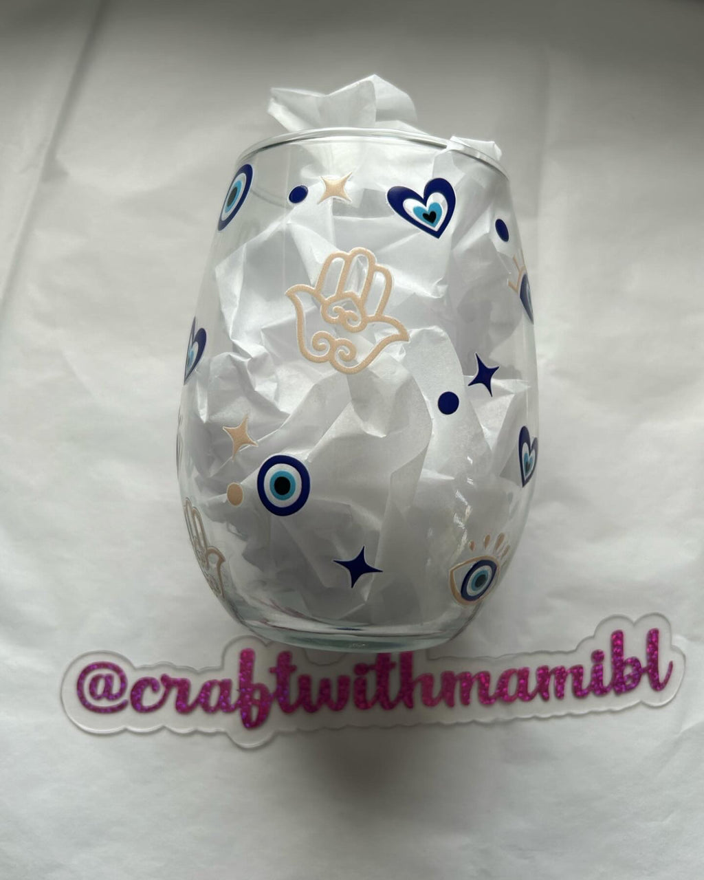 Copa de vino con forma de mal de ojo