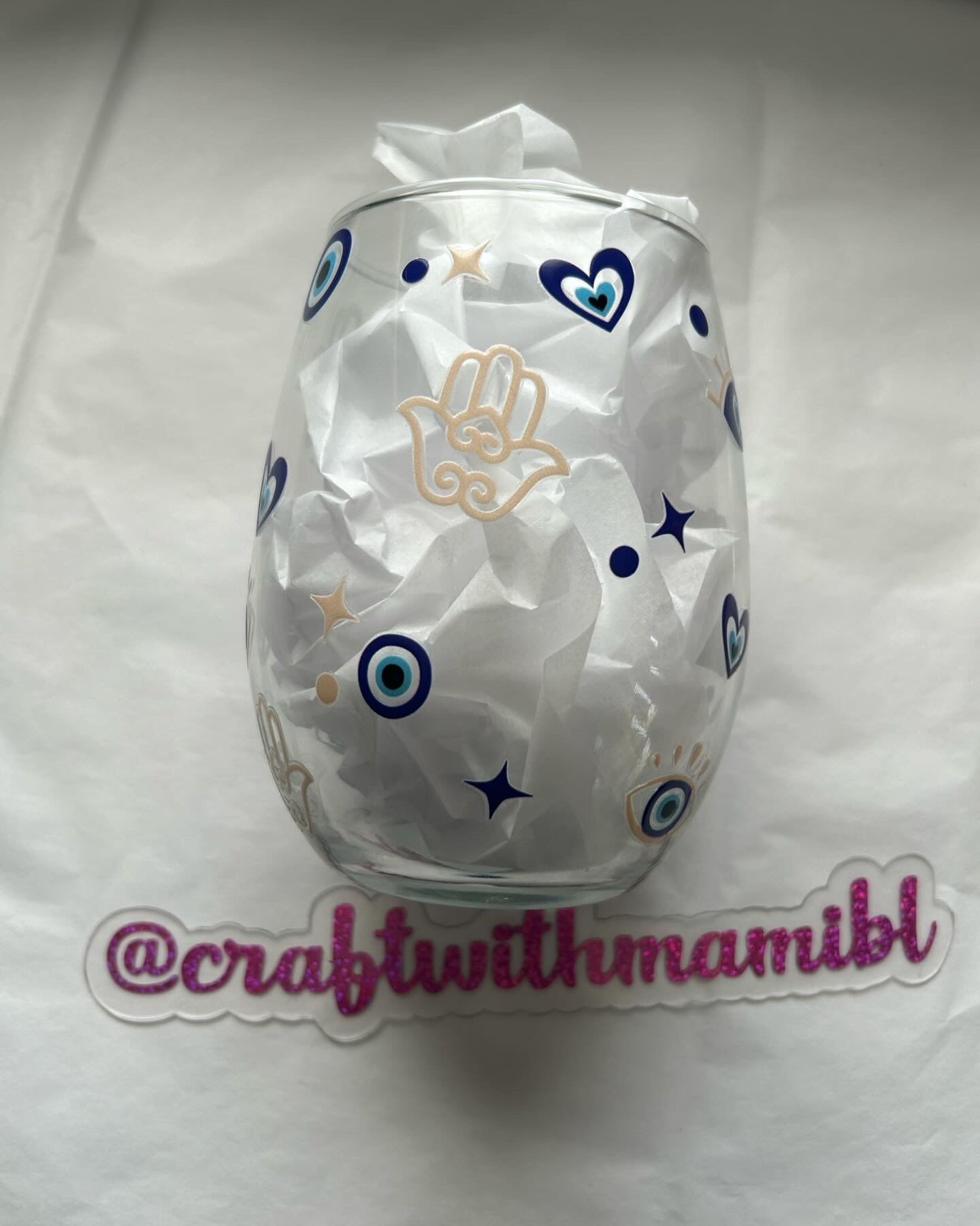 Copa de vino con forma de mal de ojo