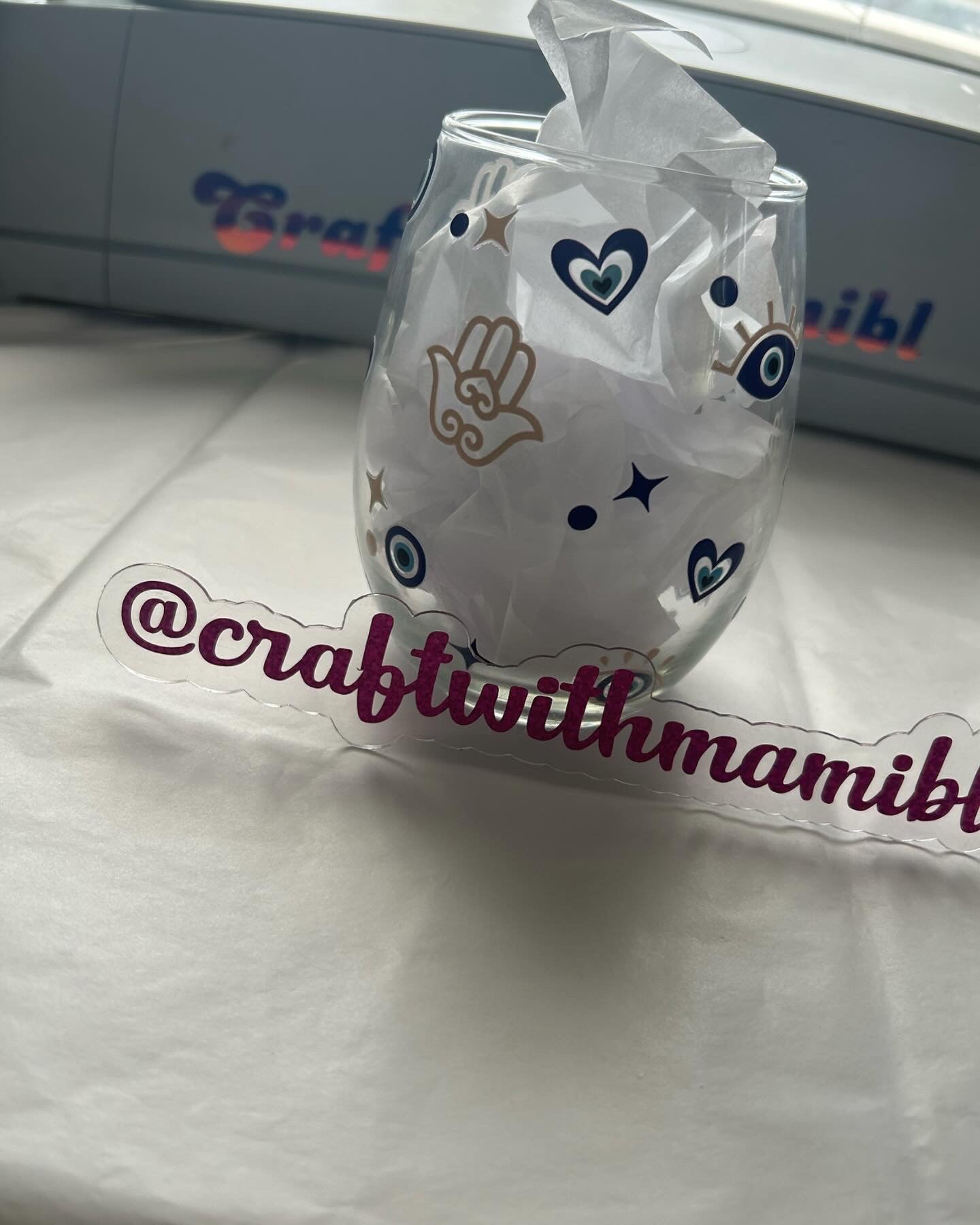 Copa de vino con forma de mal de ojo