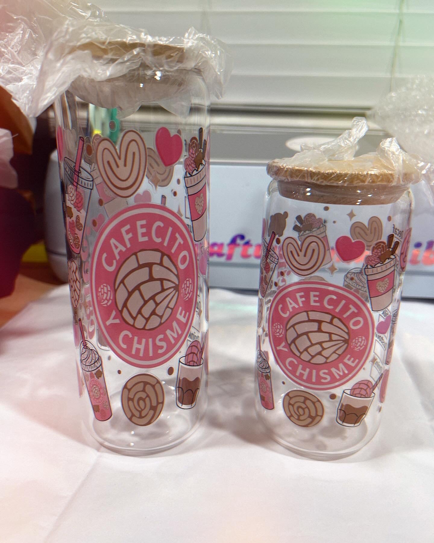 Cafecito Y Chisme Glass Cup