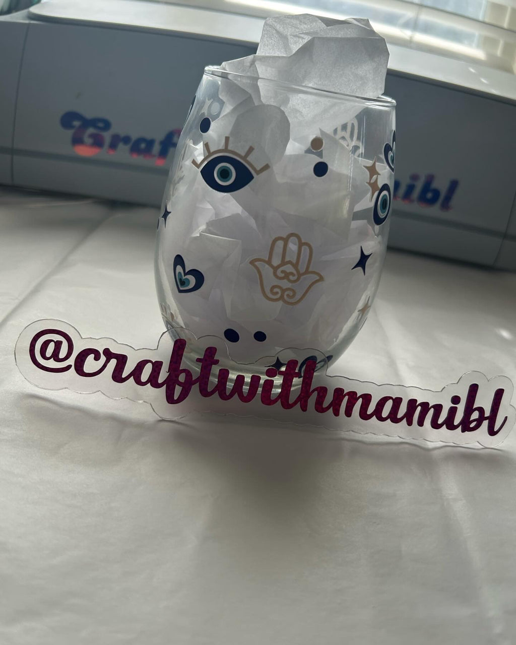 Copa de vino con forma de mal de ojo