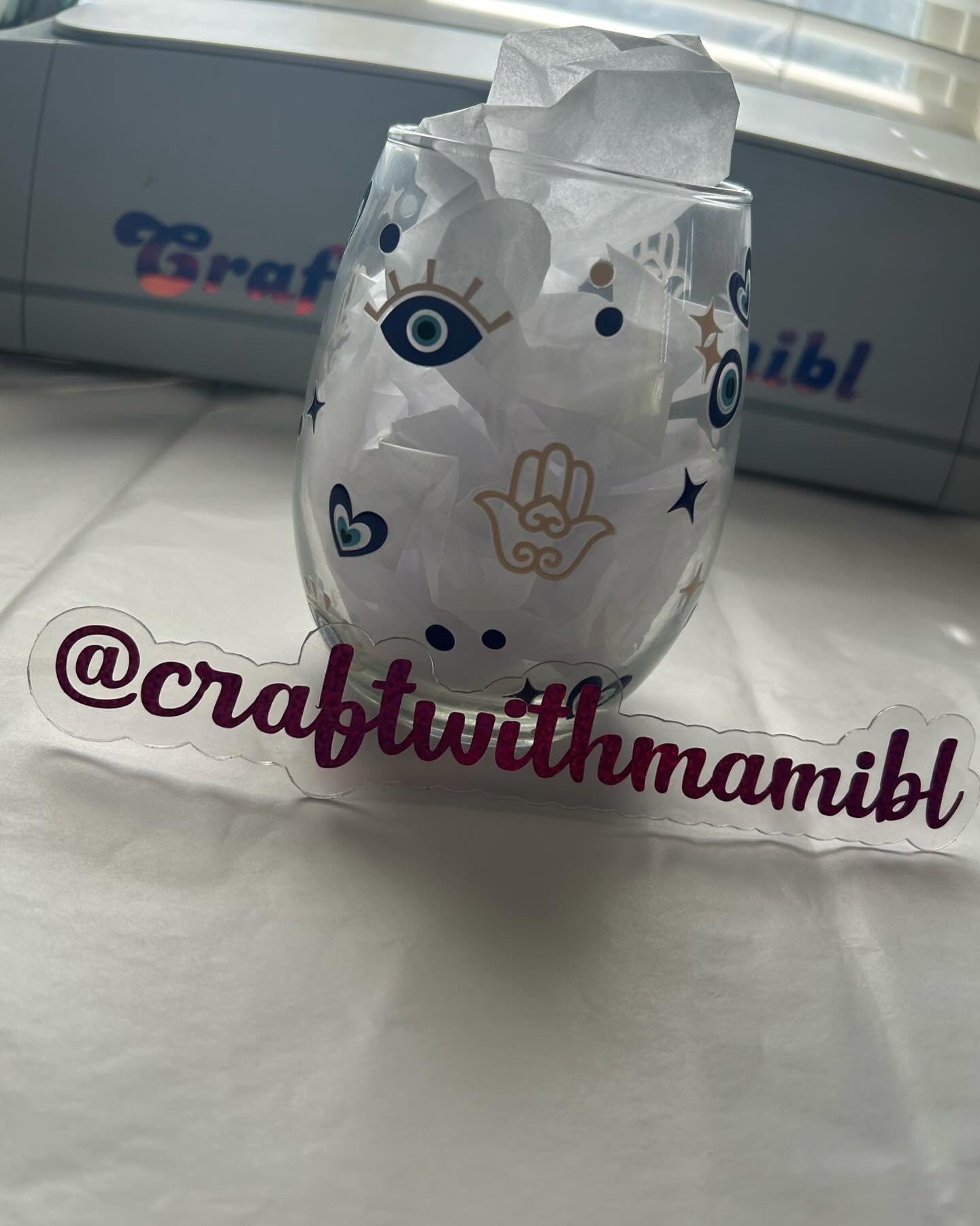 Copa de vino con forma de mal de ojo