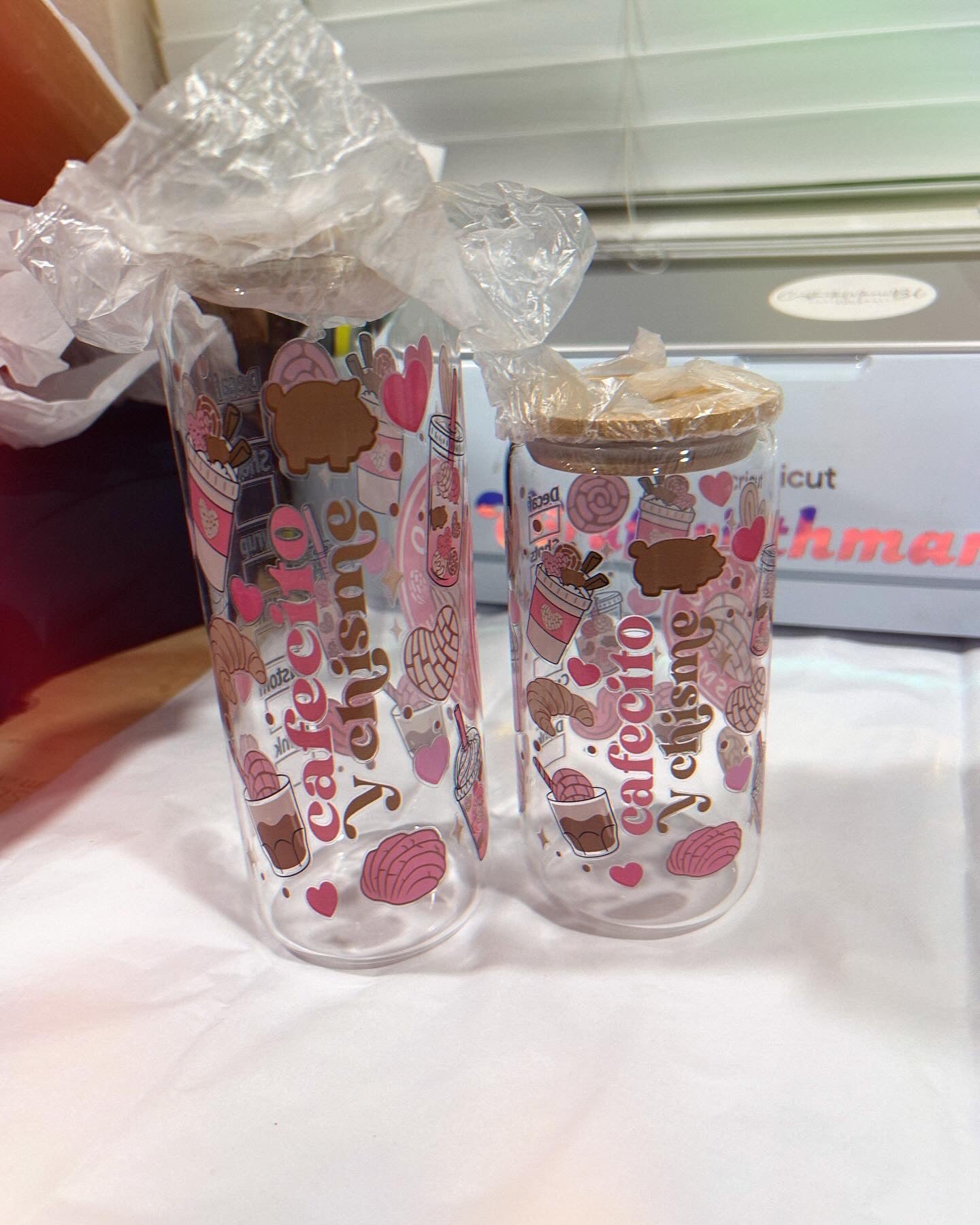 Cafecito Y Chisme Glass Cup