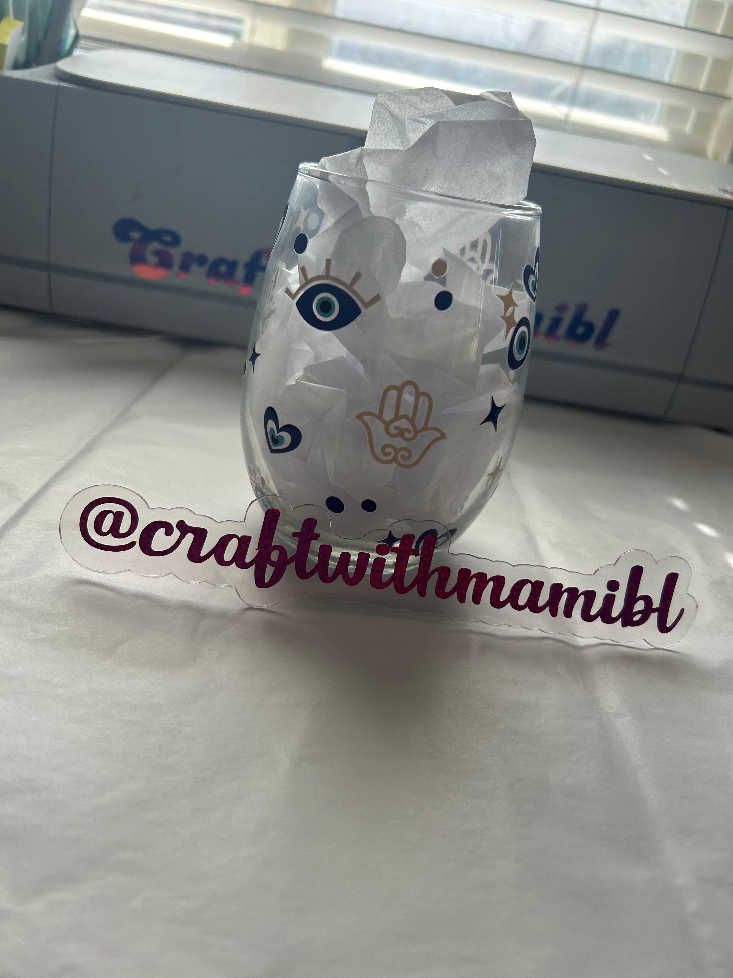 Copa de vino con forma de mal de ojo