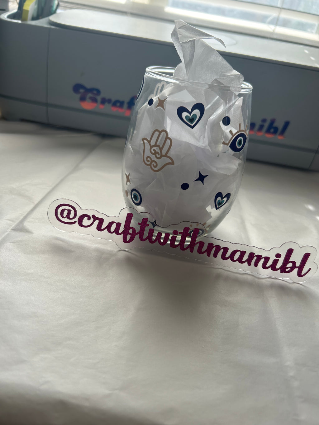 Copa de vino con forma de mal de ojo