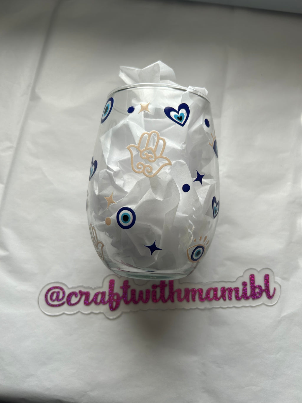 Copa de vino con forma de mal de ojo