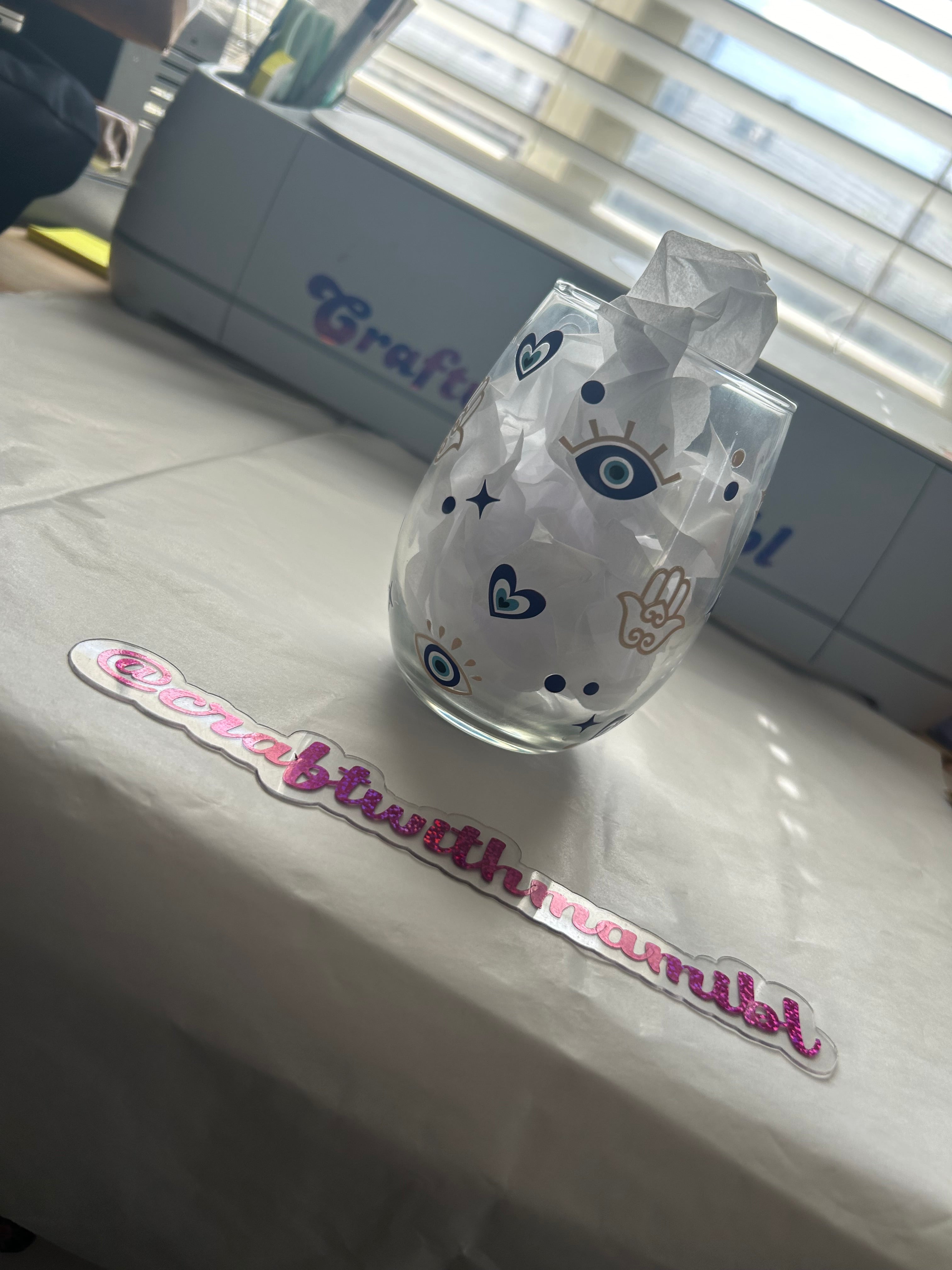 Copa de vino con forma de mal de ojo