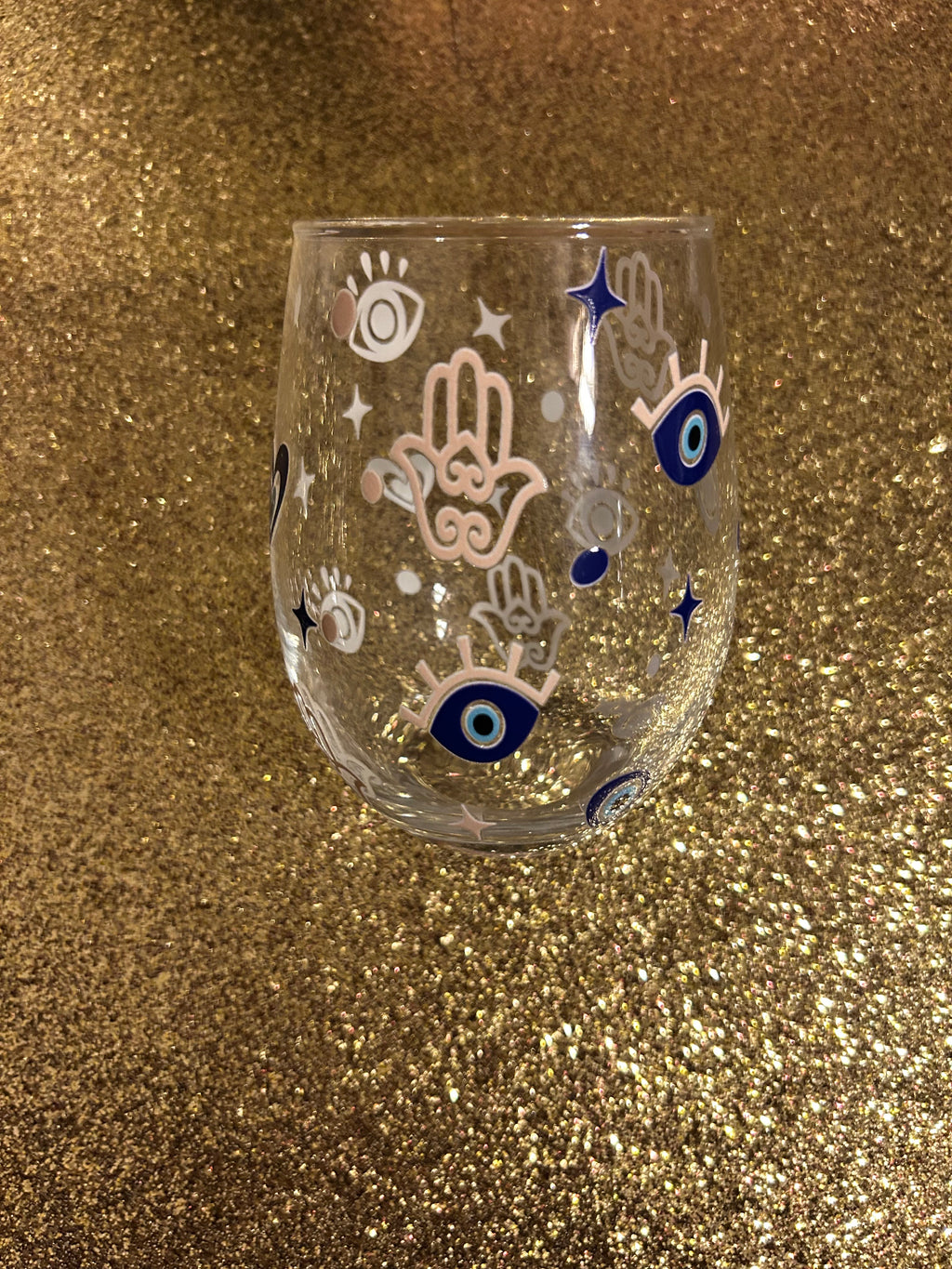 Copa de vino con forma de mal de ojo