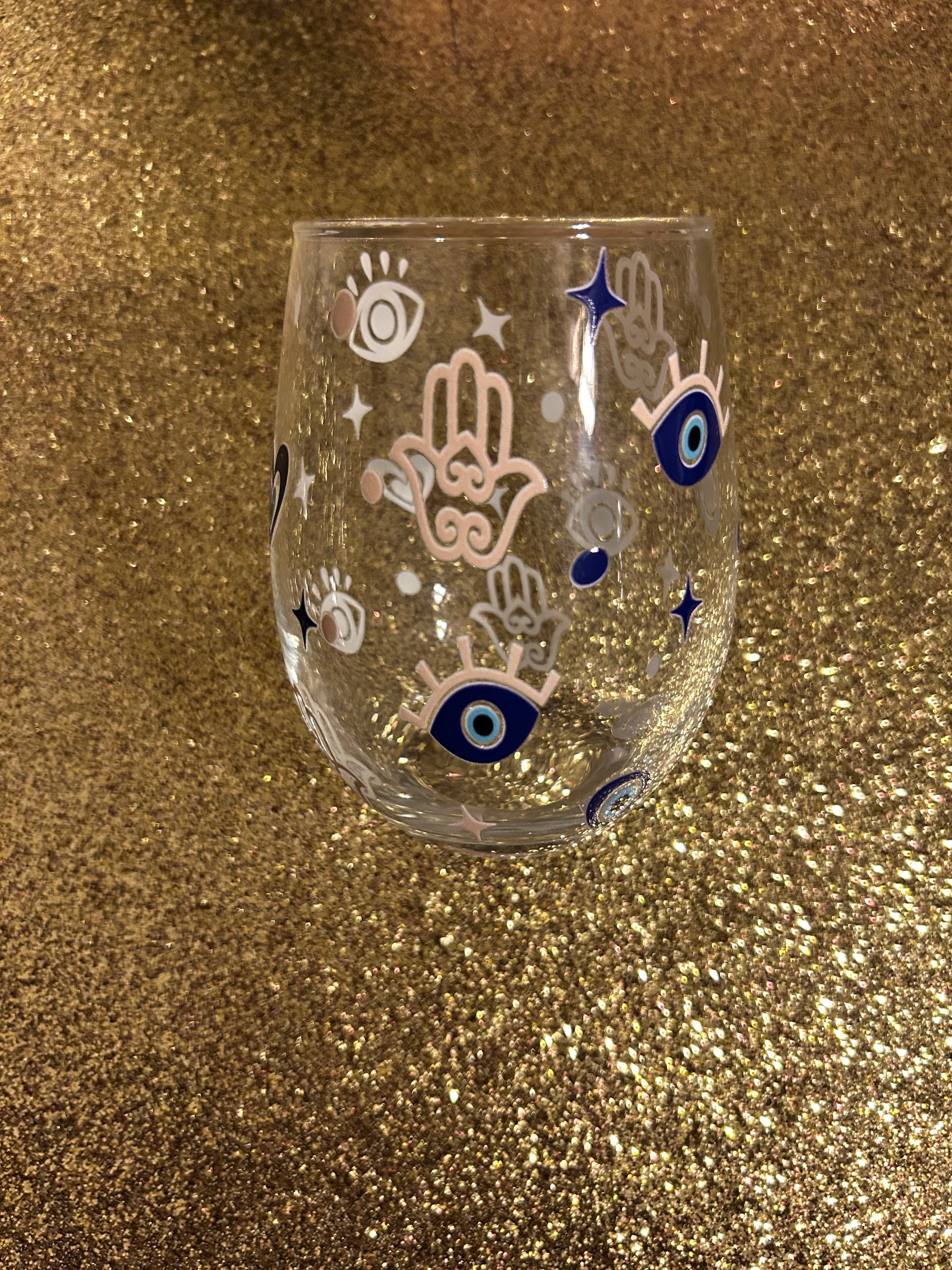 Copa de vino con forma de mal de ojo