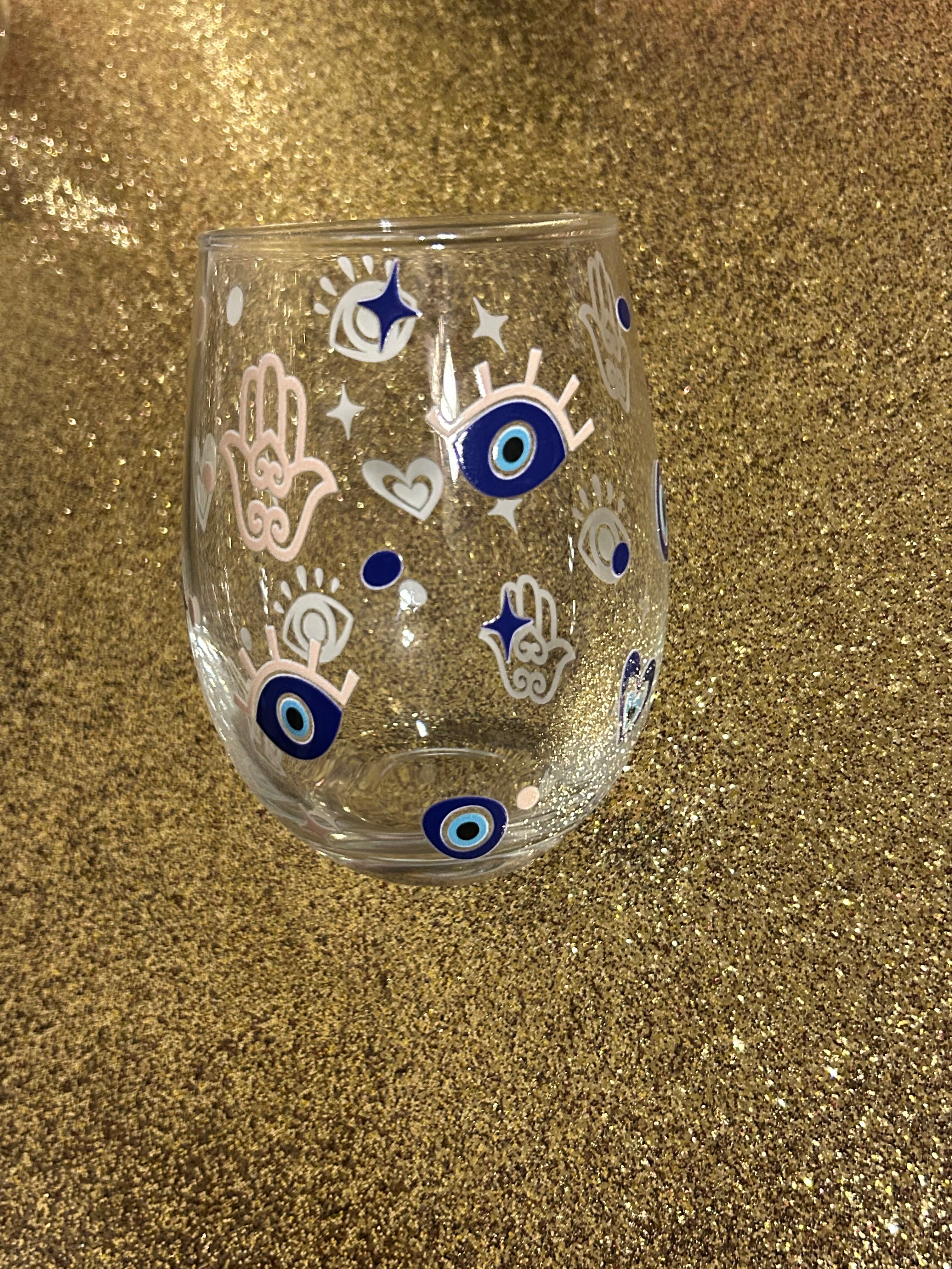 Copa de vino con forma de mal de ojo