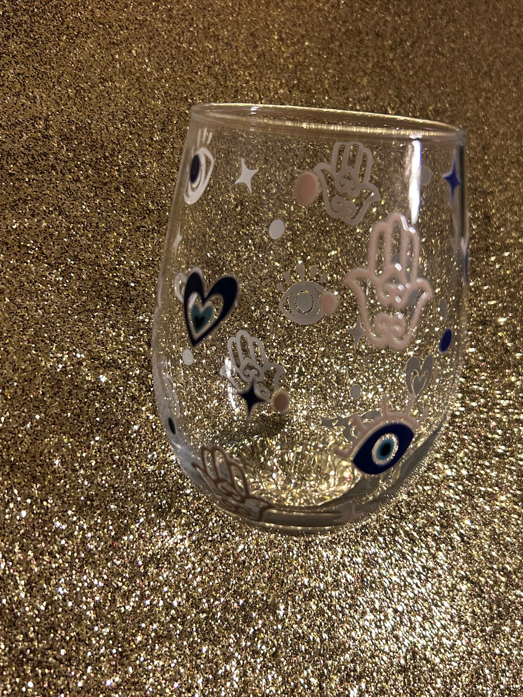 Copa de vino con forma de mal de ojo