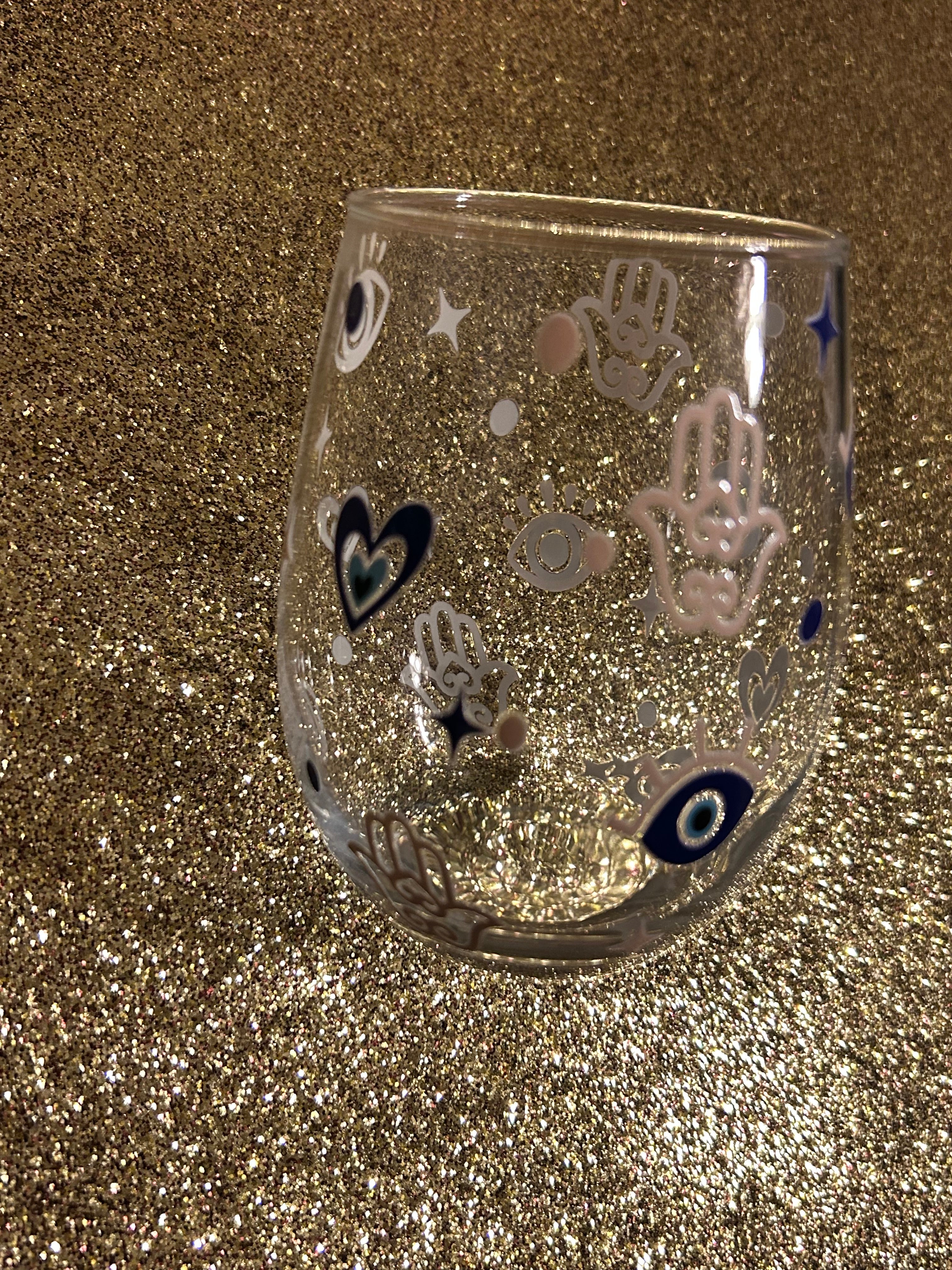 Copa de vino con forma de mal de ojo