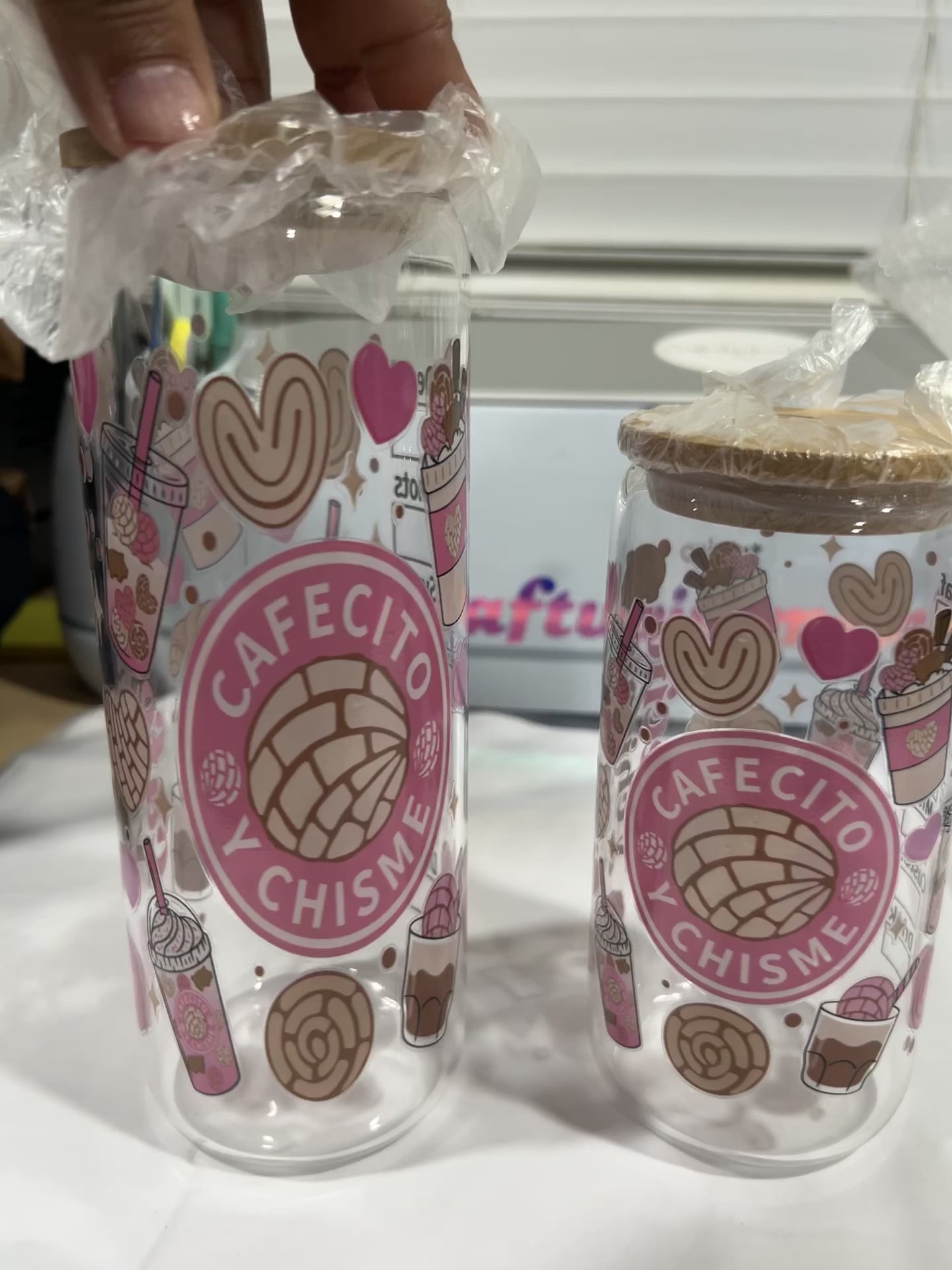 Cafecito Y Chisme Glass Cup